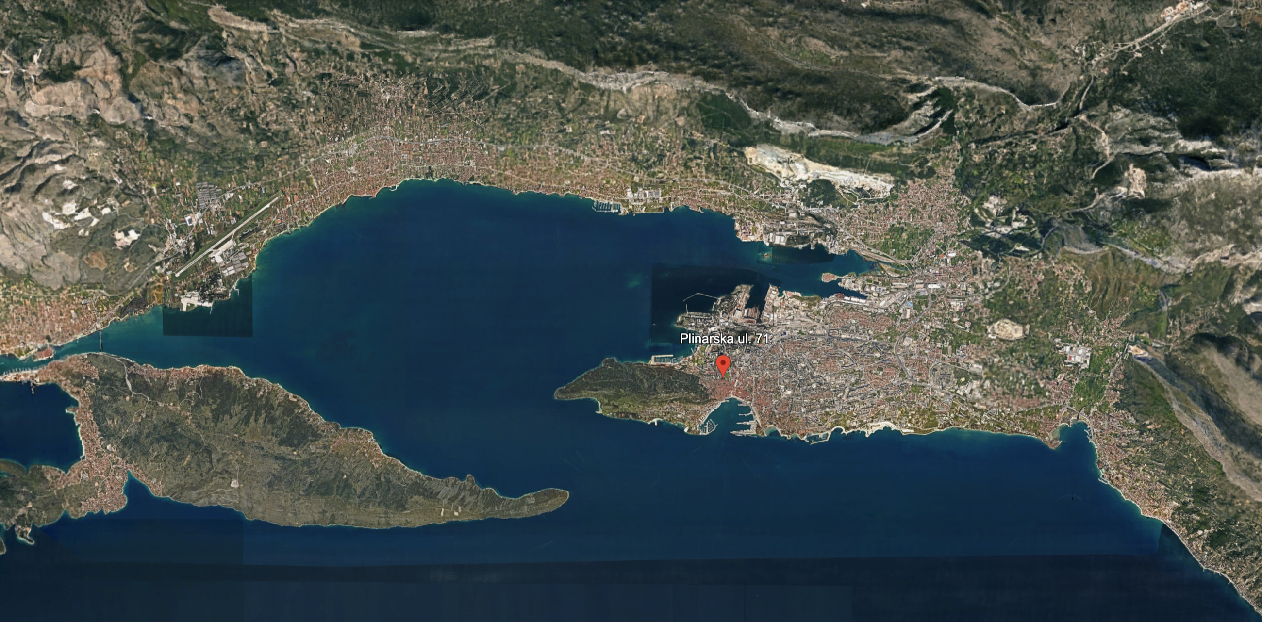 Splitski zaljev iz zraka s označenim položajem kuće