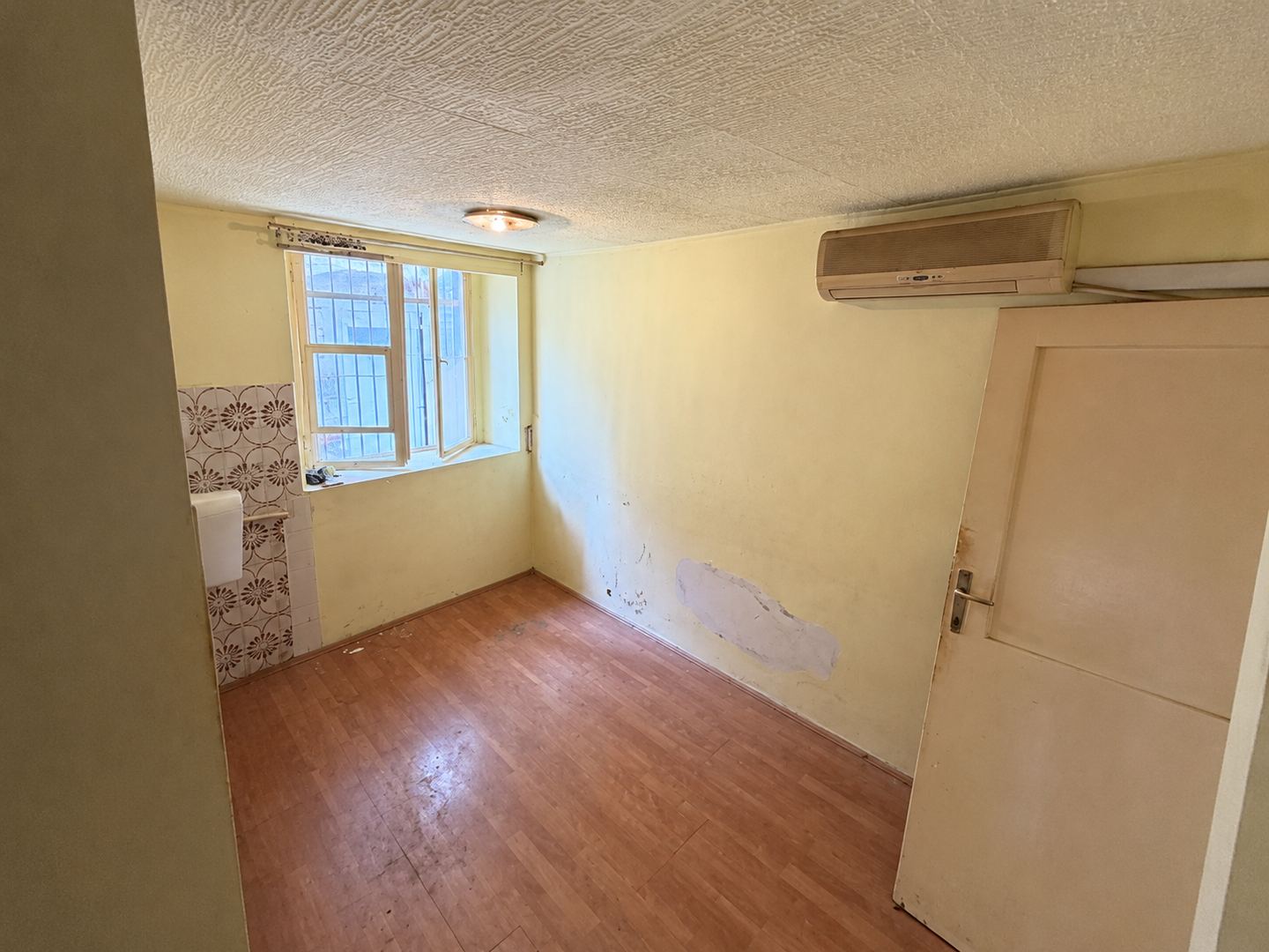 Poslovni prostor sa zahodom, 12,41 m², fotografija 2
